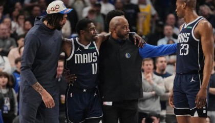 星空体育app-悲情！欧文膝盖重伤，独行侠崩塌？哈里森豪赌血亏